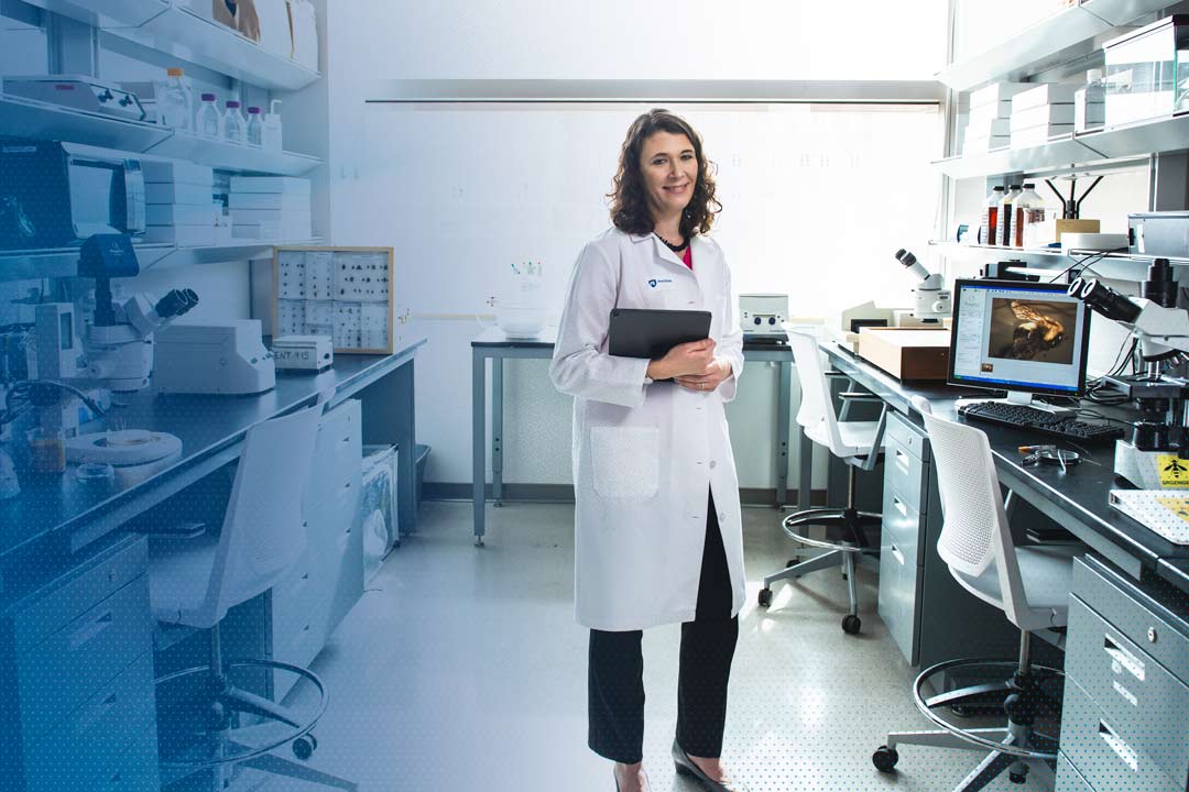 test Christina Grozinger in her lab