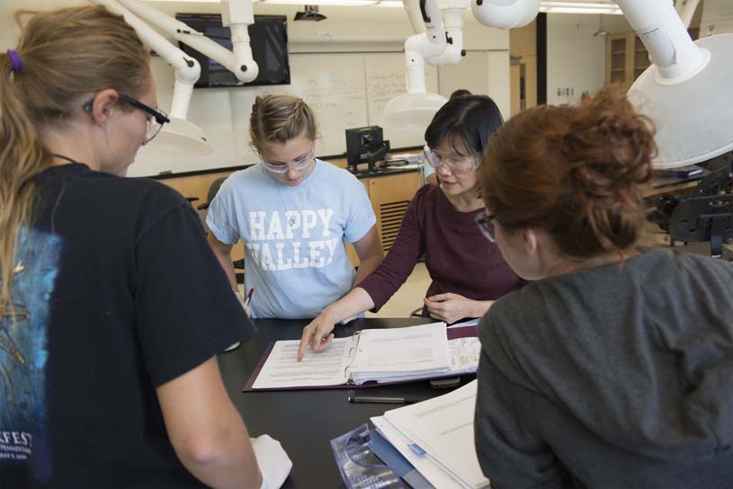 A Scranton faculty member works one-on-one with students in the campus’ chemistry lab.